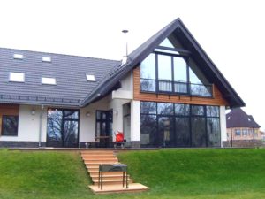 вікна, алюмінієві вікна чернівці, панорамні вікна Алюмінієві вікна володіють високими тепло- та шумоізоляційними властивостями. Завдяки поєднанню таких переваг алюмінієві вікна є такими популярними при будівництві приватних будинків, комерційних та офісних приміщень.