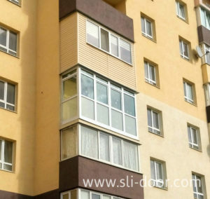 Металопластиковий балкон засклений склопакетами до низу додасть вашій кімнаті максимально природнього світла. А щоб вам було комфортно знаходитись на балконі, низ остіклюється піскоструйним склом сатин.
