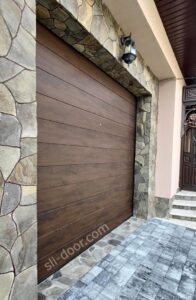 Секцйні ворота Хьорман Реноматик М-гофр нічний дуб
