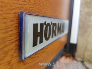 логотип Хьорман на секційних воротах логотип Хьорман