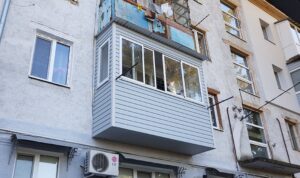 балкон с раздвижными окнами