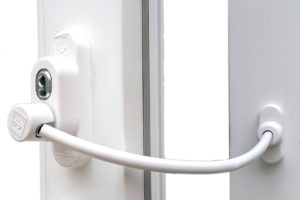 Віконний замок з тросиком. Принцип монтажу, той же - частина механізму монтується на раму, інша на стулку, що з’єднуються між собою тросом. Він обмежує ширину відкривання на свою довжину.