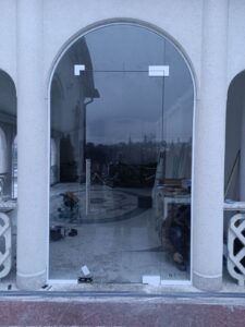 маятникові двері з прозорого скла для арочного проєму арочні маятникові двері