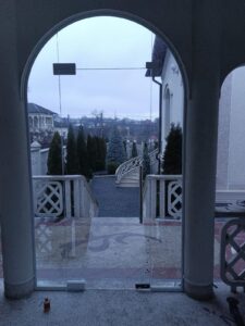 Двері зі скла для тераси та альтанки арочні скляні двері